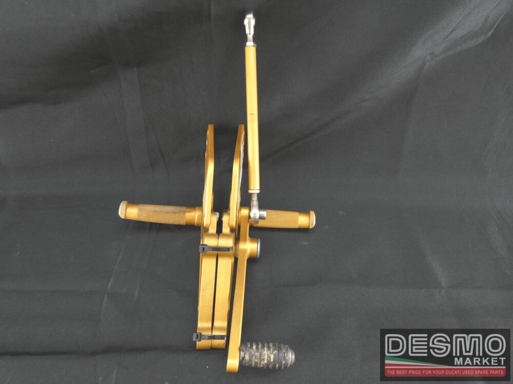 Pedane CNC oro universali con poggiapiedi leva cambio e paratacchi 75 mm