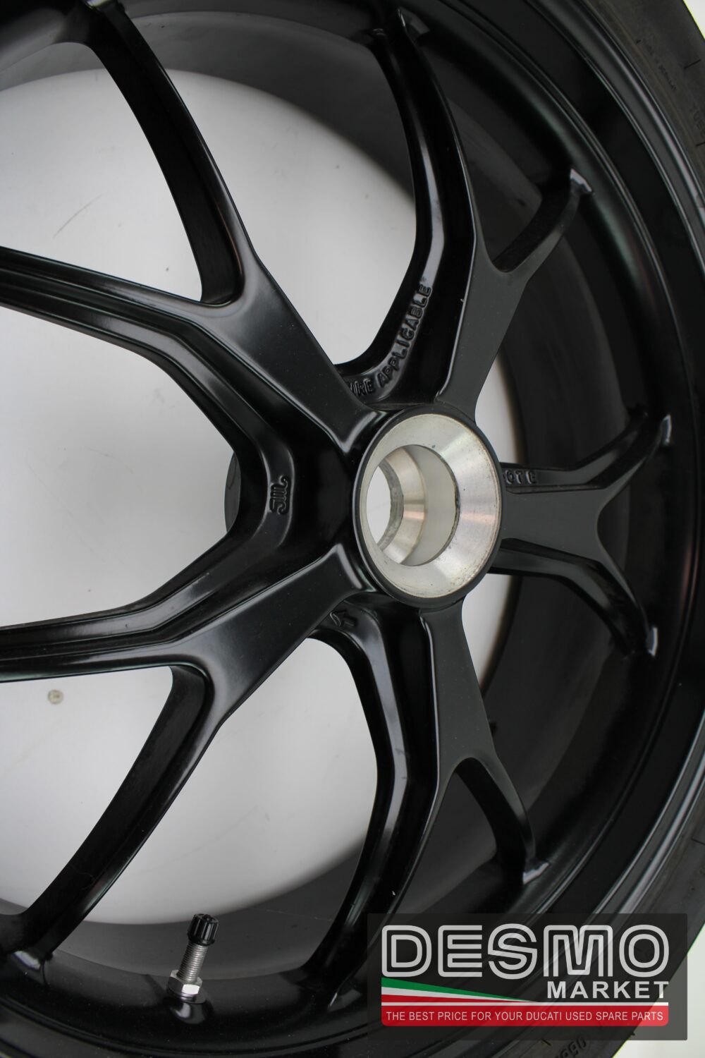Cerchio posteriore Ducati 10 razze monta su molti modelli con perno picco - immagine 2
